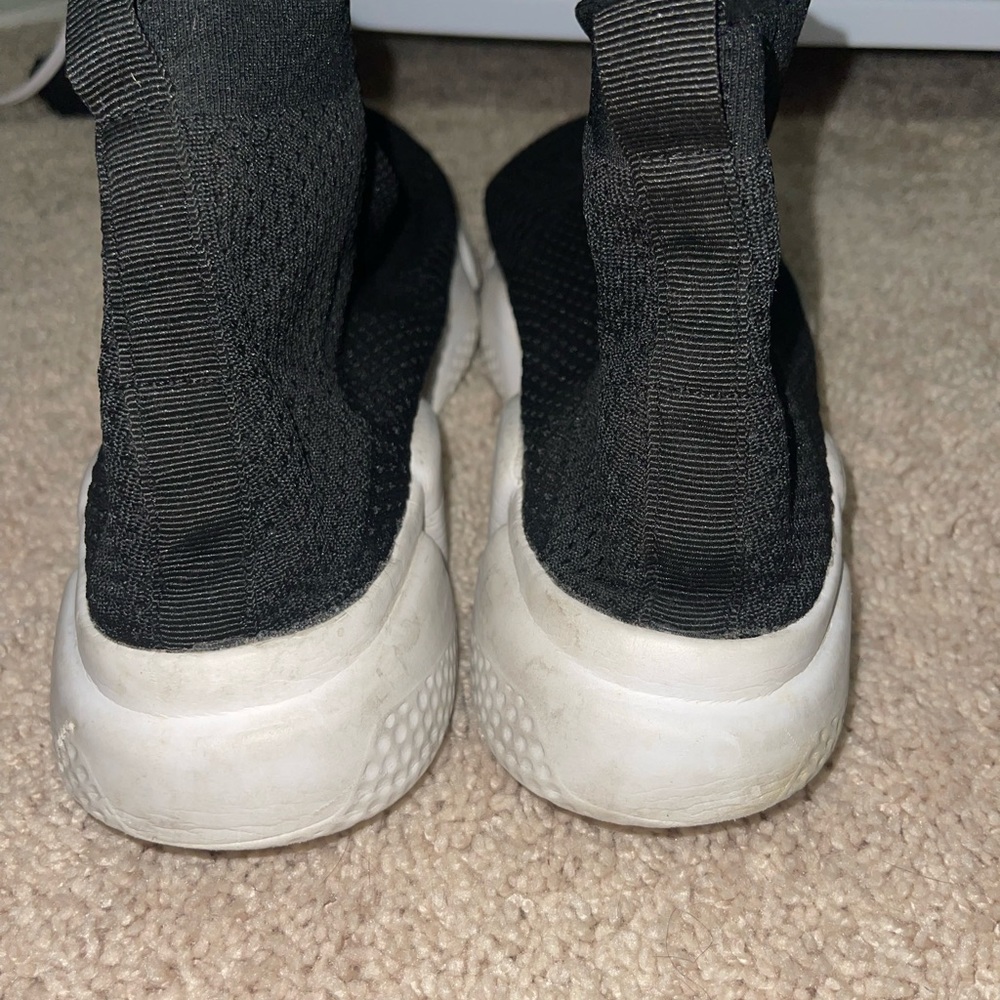 Sneakers - Picture 3 of 7